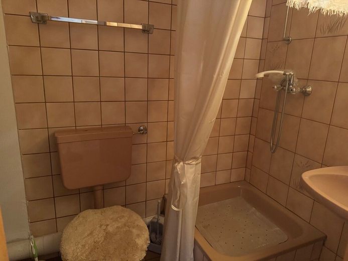 2 Häuser auf einem Grundstück: Das Einfamilienhaus ist bald verfügbar und das Zweifamilienhaus ist sicher vermietet! – WC Keller EFH