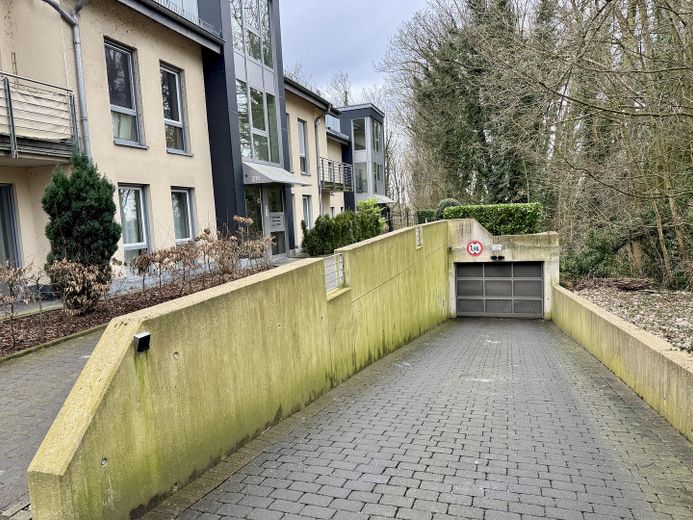 2-Zimmer-Souterrain-Wohnung mit Terrasse und EBK – Einfahrt Tiefgarage 