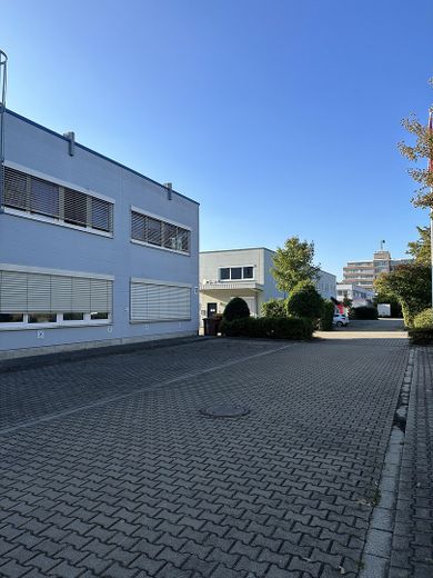 Ansicht mit Parkplätzen