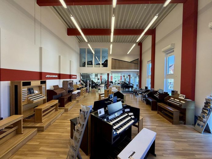 Immobile commerciale polivalente con showroom, capannone e unità abitativa a Heusenstamm – Ausstellung EG – ca. 7 m