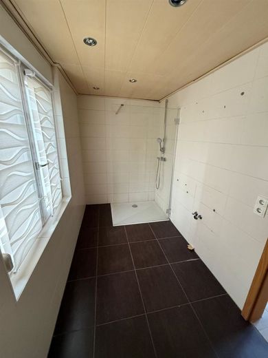 Günstiges EFH mit Terrasse, Garage, Dusche und sonnigem Grundstück am grünen Ortsrand – Bad