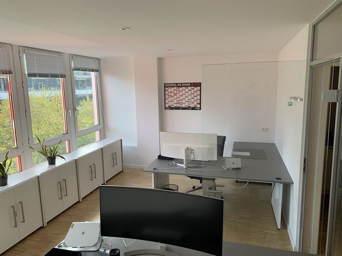 Repräsentative exklusive Bürofläche auf der Königstraße – Büro rechts