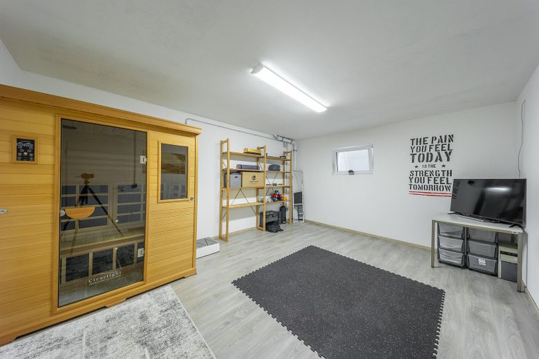 Neuwertiges KfW-55-Einfamilienhaus mit Wintergarten, Weitblick und großem Garten – provisionsfrei – Hobby / Multifunktion 1 UG 