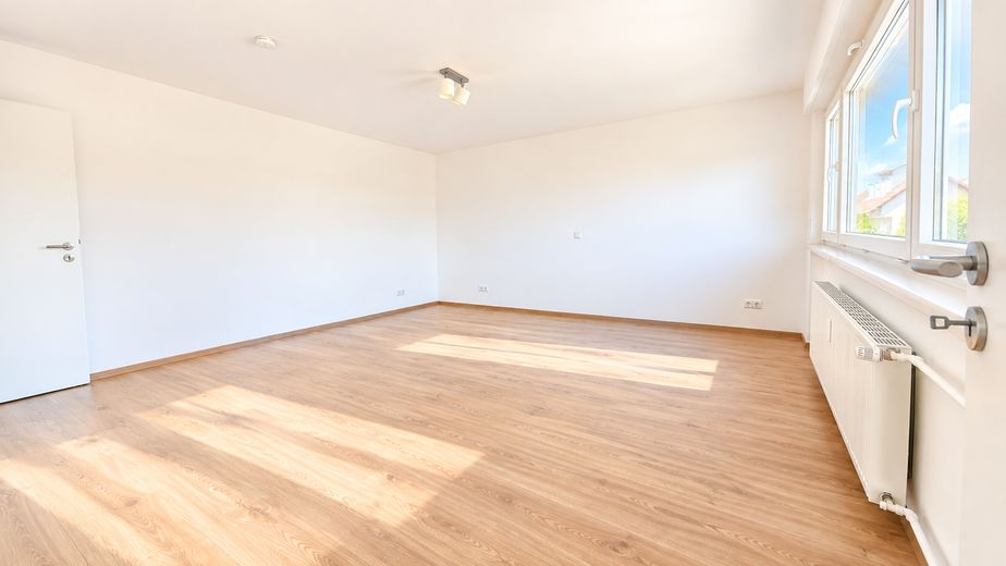 Renovierte 1-Zimmer Wohnung mit Einbauküche, Waschmaschine und Parkplatz – Wohnen / Schlafen