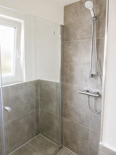 Ankastre mutfaklı, yeni yenilenmiş 2 odalı daire Nürnberg – hemen taşınmaya hazır – Dusche