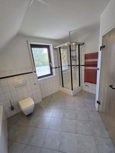 115 m² im Zweifamilienhaus | 30 m² Süd-Dachterrasse – Badezimmer