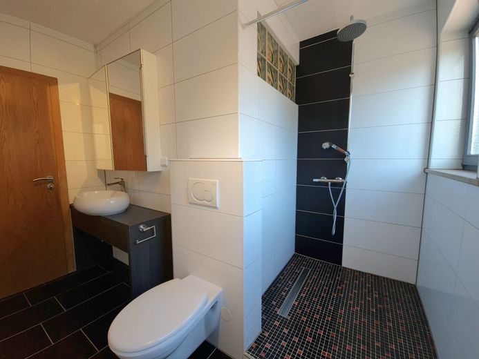 **PROVISIONSFREI** Top modern renoviertes Zweifamilienhaus in Breitengüßbach – Bad EG