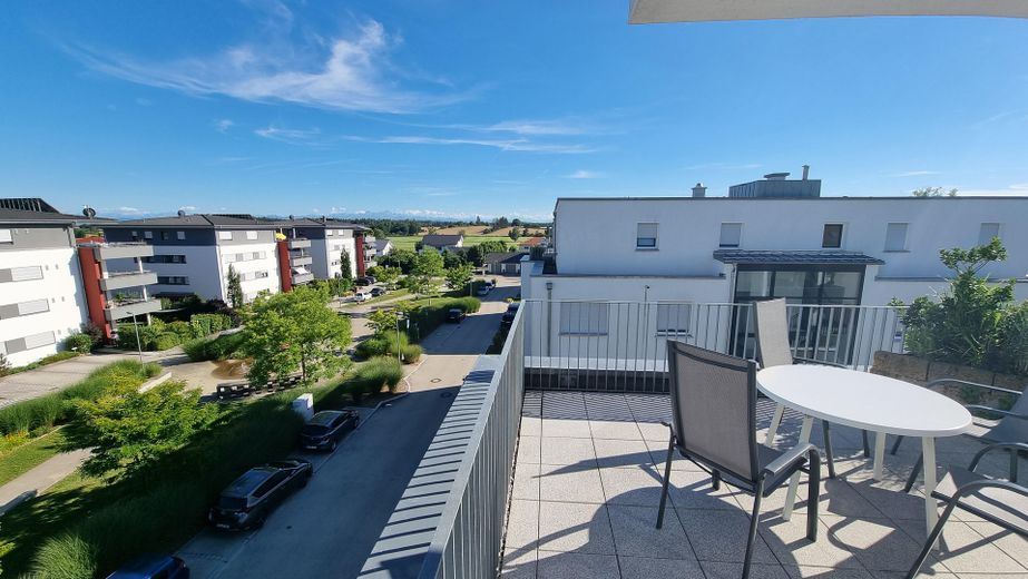 Markdorf’ta Alpler manzaralı, asansörlü ve küçük bir konut kompleksinde güneş alan 2,5 odalı çatı katı dairesi – Fotoğraf 28