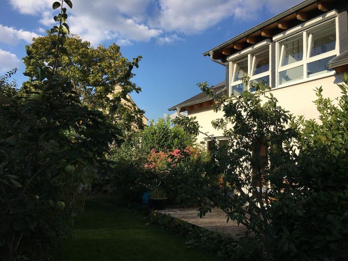 Moderna casa unifamiliare con giardino, molto spazio e collegamenti perfetti – Gartenansicht