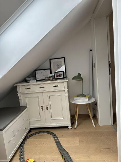 Near Simmerleinplatz: As-new, bright XXL semi-detached house, upscale features, KFW70 standard, with fitted kitchen – DG Abstellkammer