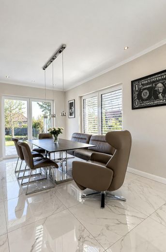Villa urbana con estilo, tecnología moderna y confort exclusivo – Essbereich