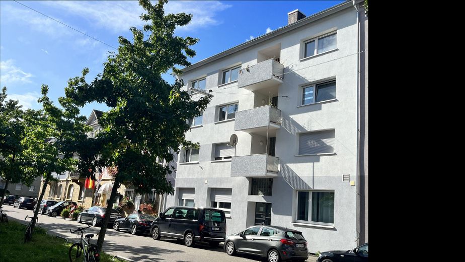 Erstbezug nach umfangreicher Sanierung, 3ZKB mit Balkon, verkehrsgünstig – Eingangsseite