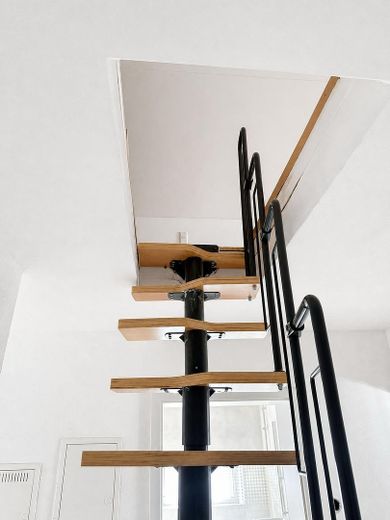 Sonnige 5-Zimmer-Wohnung mit XXL-Terrasse an der Stadtgrenze Landshut – Raumspartreppe