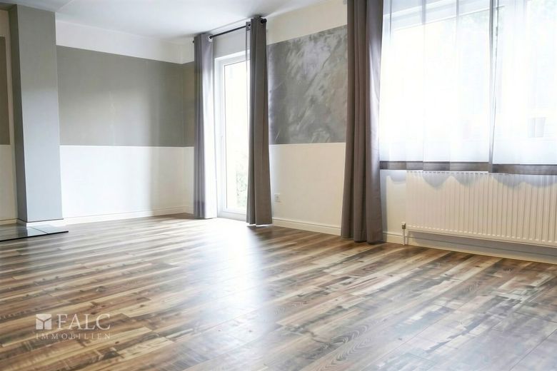 Hochwertige Bauqualität und zeitgemäße Ausstattung vereint – Wohnzimmer