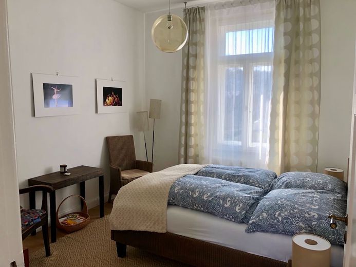 Sanierte bezugsfertige Villa mit Weitblick für Eigennutzung und/oder Kapitalanlage – Schlafzimmer mit Duschbad