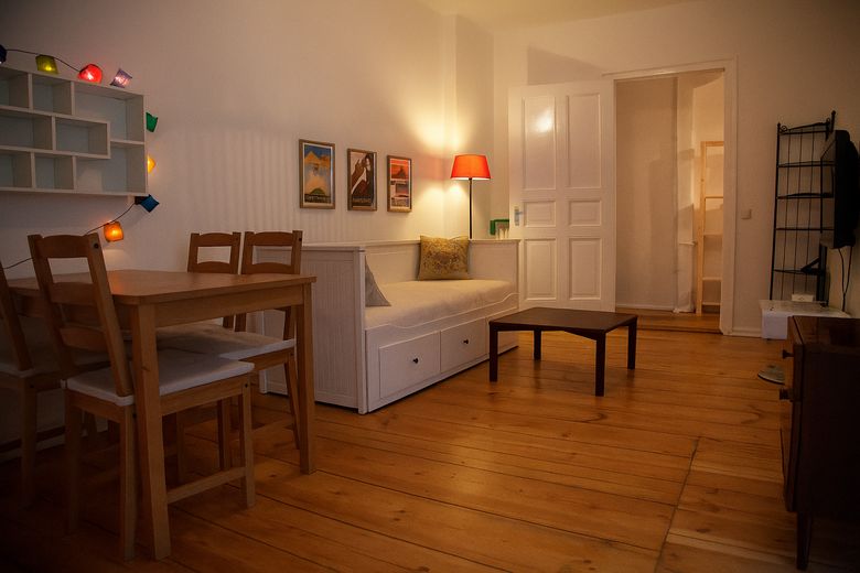 Großzügiges Helmholtzkiez-Apartment im Loft-Stil mit separatem Schlafzimmer, bezugsfrei – Wohnzimmer