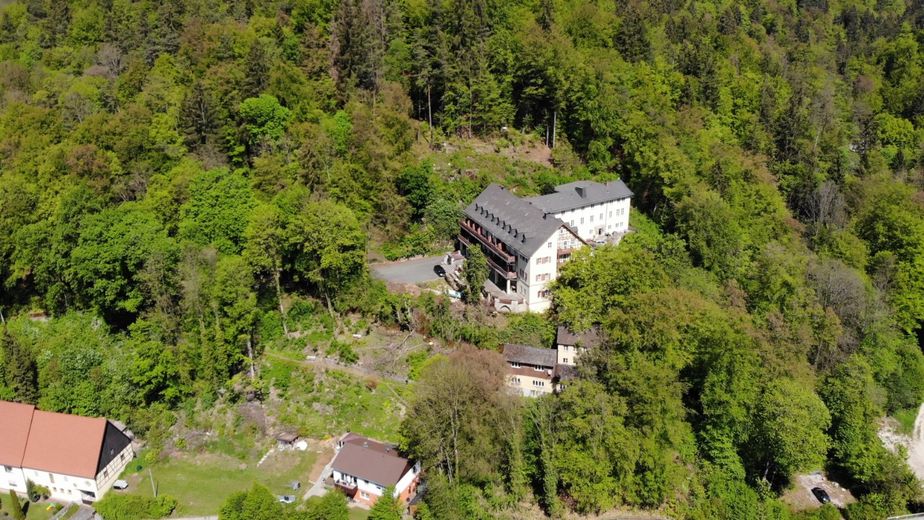 Grande proprietà con tre edifici in posizione privilegiata su un terreno boschivo di 33.600 m² – Foto 3