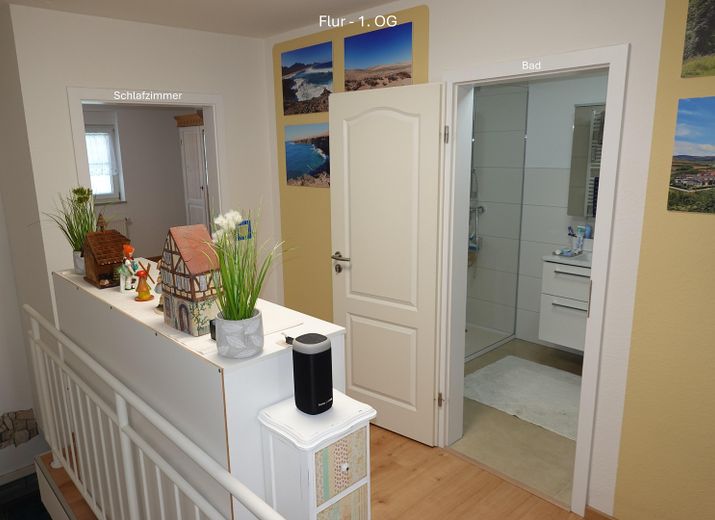 Wohnen mit Wohlfühlfaktor: 4,5 Zimmer Maisonette mit Terrasse, Balkon & Weinbergblick – Flur - 1. OG