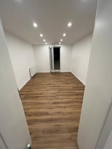 Modern bodrum kat dairesi ve bahçesi – Zimmer 2