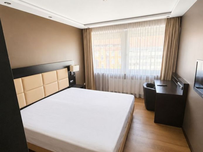 Hotel-Atmosphäre: vollausgestattetes möbliertes ehemaliges Hotelzimmer in Karlsruhe zu vermieten. – Foto 1