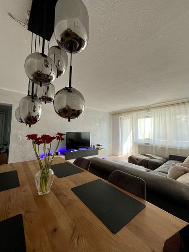 Wohnzimmer mit Balkonzugang