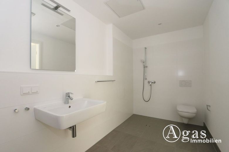 Schöne 3-Zimmer-Wohnung mit Balkon in Schönefeld – Badezimmer