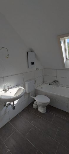 Schöne renovierte 2- Zimmerwohnung – Badezimmer