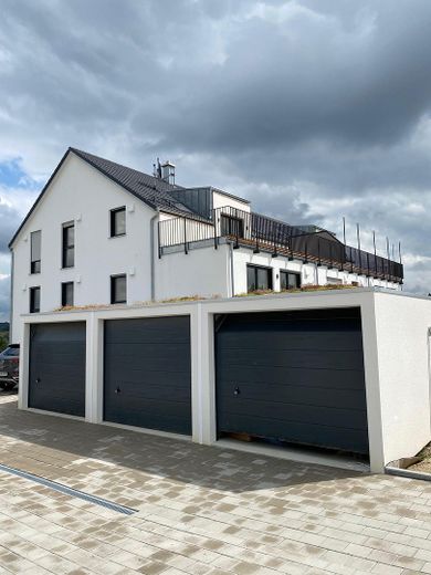 Stylowe 3-pokojowe mieszkanie na poddaszu z tarasem dachowym o powierzchni 32 m² od strony południowej – Aussenansicht Haus 