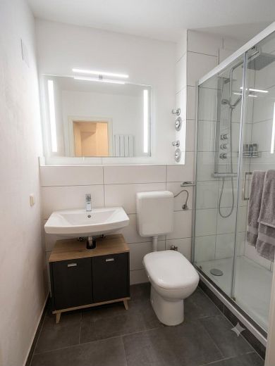 Modern möblierte 1-Zimmer-Wohnung in Erlangen – Einbauküche & modernes Bad – Bad mit Dusche