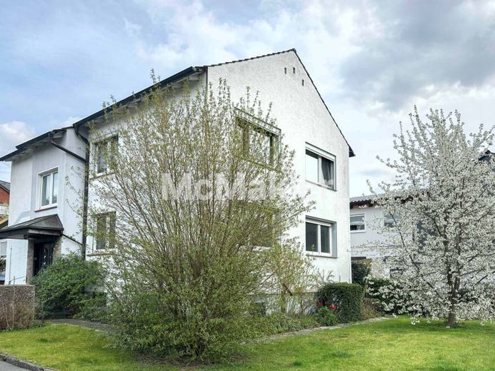 Freistehendes Zweifamilienhaus mit viel Platz und Gestaltungsspielraum – फोटो 1
