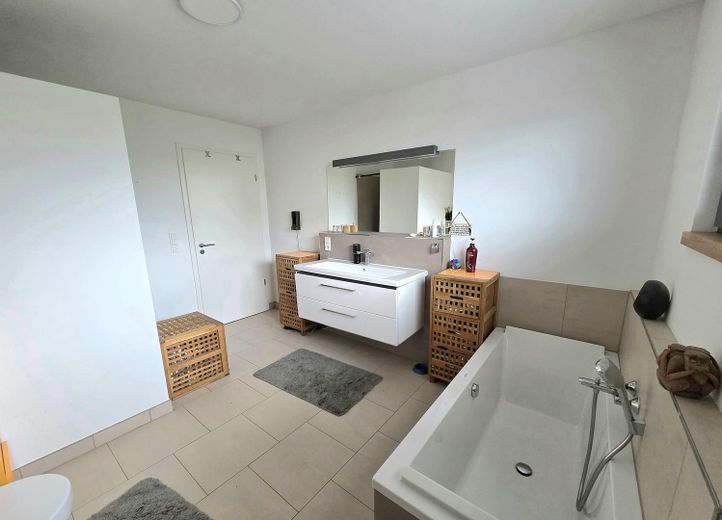 Exclusief vrijstaand huis met wellness-tuin & energieklasse A+ in het centrum van Pulheim – Badezimmer OG