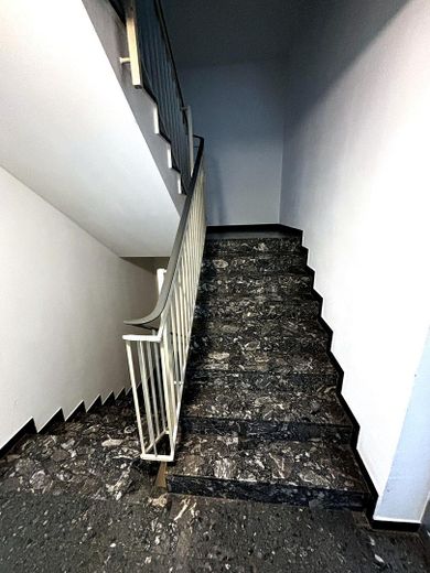 Sanierte 2-Zimmer Wohnung mit Balkon und atemberabendem Ausblick zur Kapitalanlage oder selbstbezug – Treppenhaus
