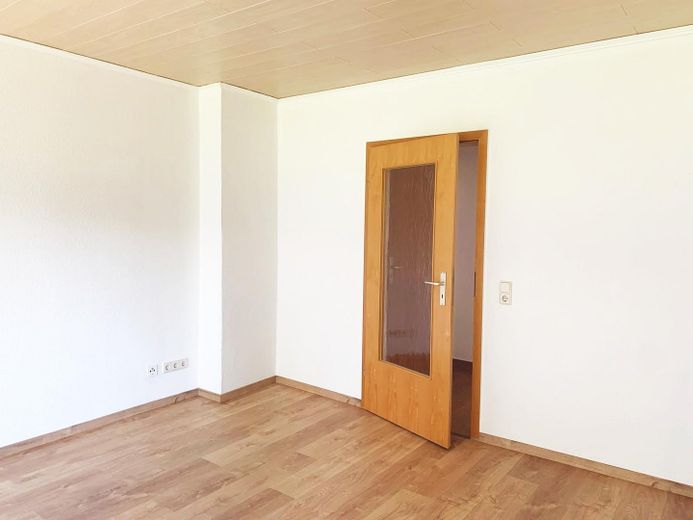 helle und angenehme 3 Zimmer mit Balkon im EG, soeben frisch saniert – Wohnzimmer