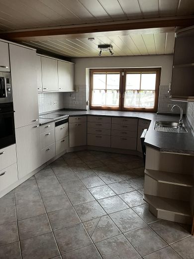 Spazio abitativo per tutti - 5 locali, 170 m², 2 bagni, stufa svedese, balcone, vista – Küche