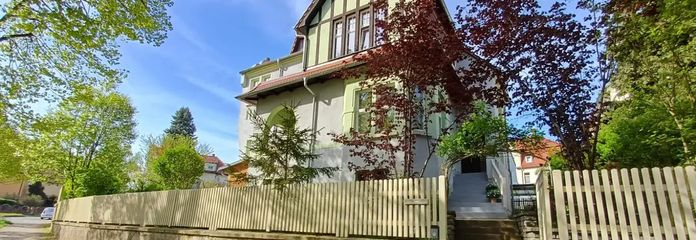 Private sale: Historic villa with 9 rooms and a garden – Ansicht Haus