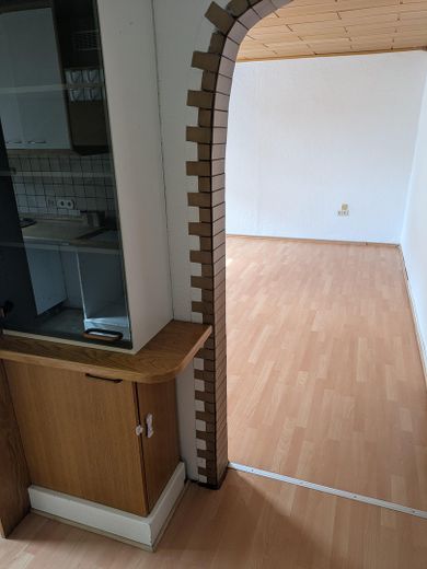 Schöne 4 Zimmer Wohnung mit Balkon und Garten – Küche mit Blick ins Wohnzimmer