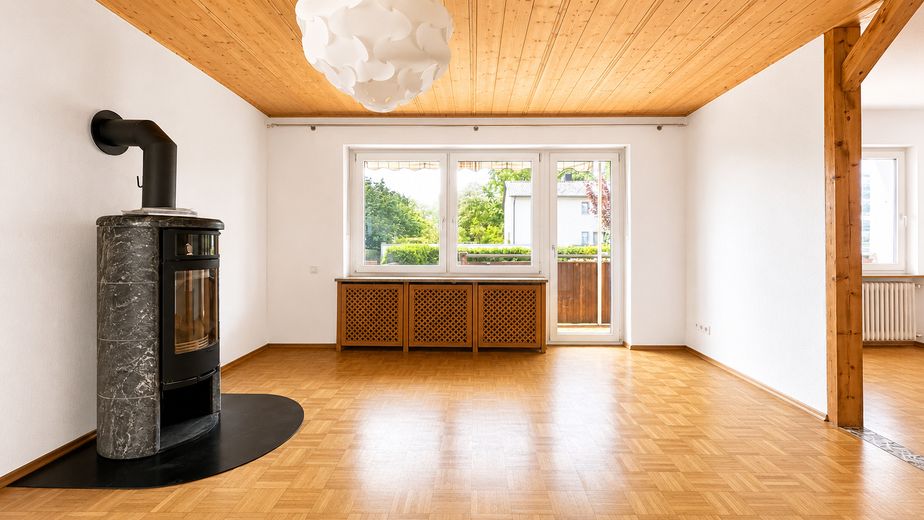 PROVISIONSFREI: Attraktive 3-Zimmer-Wohnung mit Balkon in ruhiger Lage München-Aubing – Wohnzimmer mit Kamin