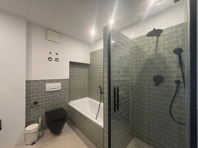 Bad mit Dusche und Wanne