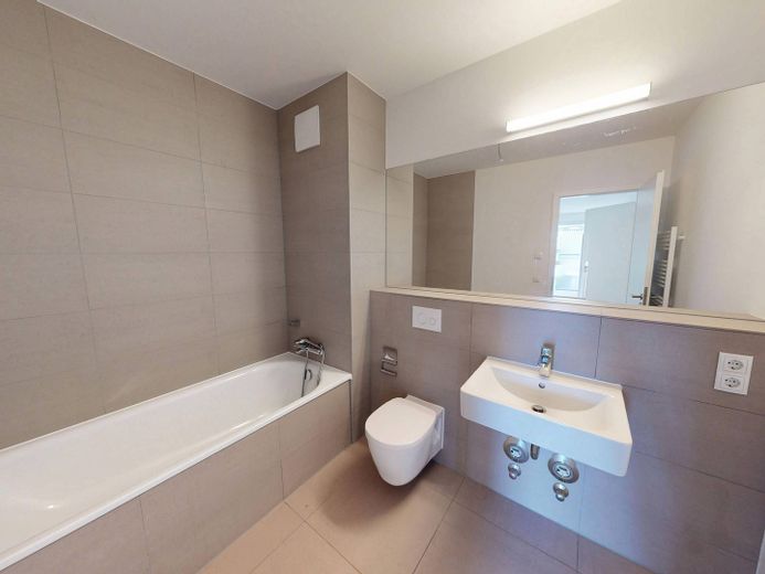 Moderne 3-Zimmer-Wohnung mit EBK und ZWEI BALKONEN im Neubauquartier 'Ferdinand's Garden' – Bad En-Suite mit Badewanne