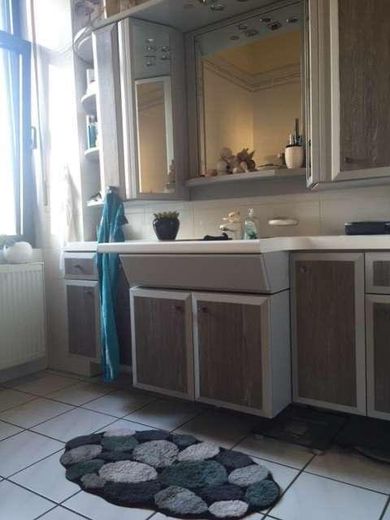 Großzügige Altbauwohnung mit Balkon und Option zur späteren Neuaufteilung – Grosses Bad Teil 2
