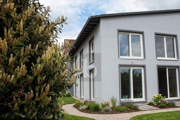 STIL UND KOMFORT IN ZENTRUMSNAHEM NEUBAU