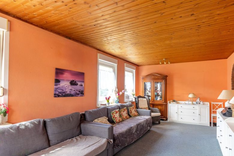 Einfamilienhaus mit viel Potenzial und Raum für eigene Ideen – Wohnzimmer