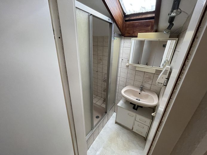 Sonnige 3 Zimmer DG-Whg.m.Stellplatz und Einbauküche in Stammheim ruhige Straße – Dusche