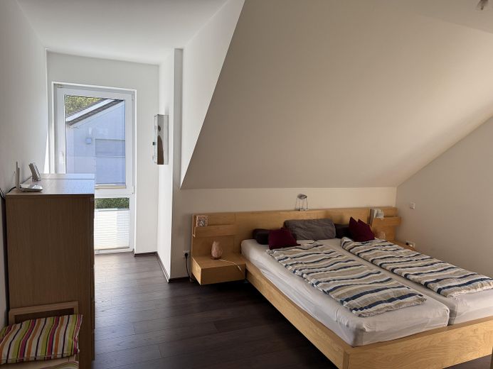 Modernes Massivhaus in ruhiger Neubausiedlung: Südausrichtung, Terrassendach, Sauna & 9m-Garage – Schlafraum rechts OG 2