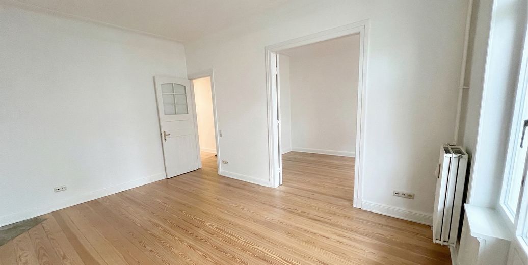 3 pok. mieszkanie w starej zabudowie Eimsbüttel, zmodernizowane, wysokie sufity, drewniane deski, sztukaterie, ok. 70 m², wolne/gotowe do zamieszkania – Wohnzimmer mit Kaminoption