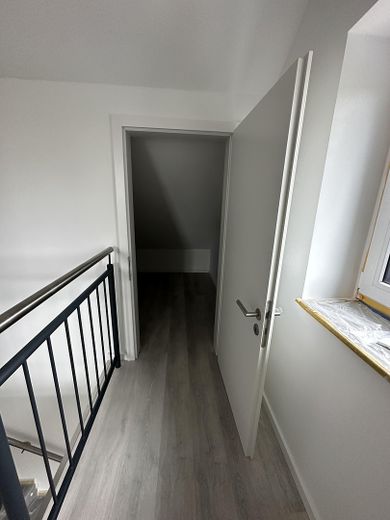 Premium 3-Zimmer-Maisonette-Wohnung mit offener Wohn-Ess-Küche, Dachterrasse & Fußbodenheizung – DG Abstellraum