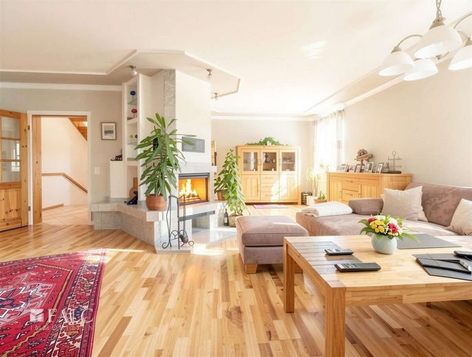 Gepflegtes, großes EFH mit schönem Garten + Zimmer mit wohnraumähnlichem Charakter im Keller – Wohnbereich mit Kamin
