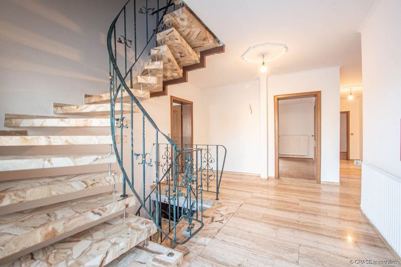 Hochwertiges Architekten-Ein-/Zweifamilienhaus mit Garten und Garagen - TOP-Wohnen in Rollshausen! – Hausflur