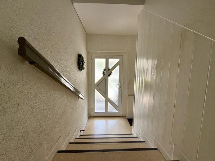 Menden-Brockhausen: Attraktives Dreifamilienhaus in idyllischer Wohnlage mit sehr guter Rendite! – Hausflur/Eingang