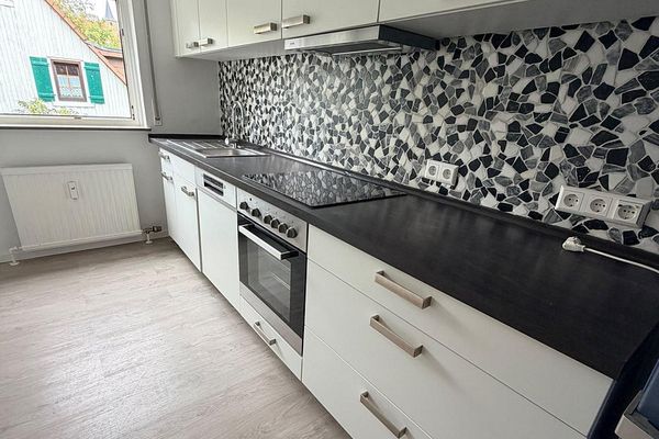 Appartamento di 3 locali con balcone, cucina componibile e posto auto in affitto